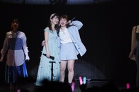 中西香菜と竹内朱莉。（写真提供：アップフロントグループ）