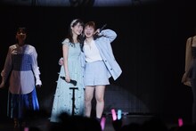 中西香菜と竹内朱莉。（写真提供：アップフロントグループ）