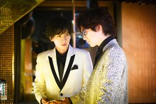 左から寿希也（荒牧慶彦）、シニア（DAIGO）。(c)2020「PRINCE OF LEGEND」製作委員会