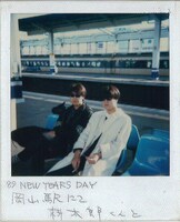 THE COLLECTORSの古市コータローと。左より會田、古市。（写真提供：會田茂一）