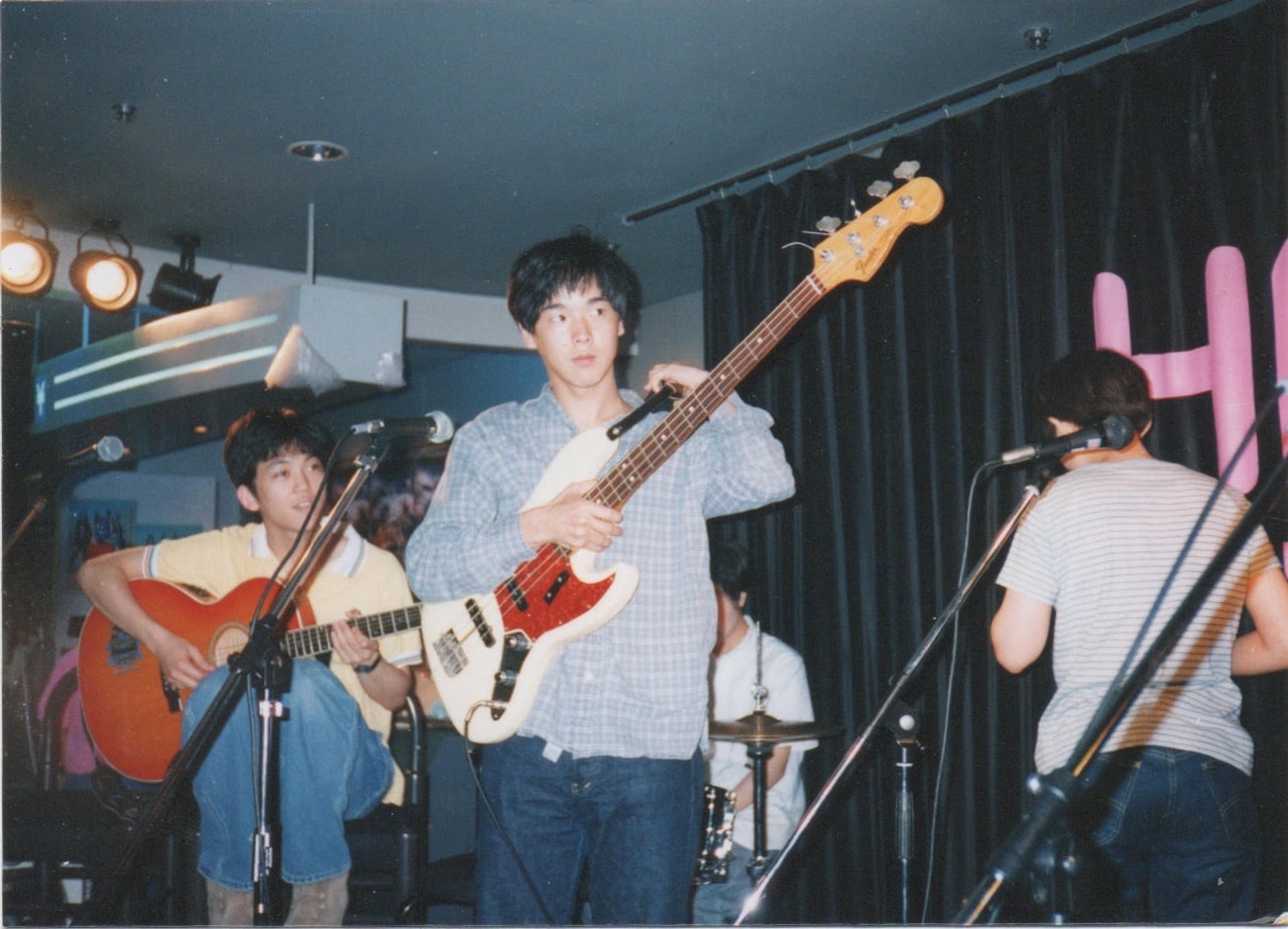 bridge在籍時のカジヒデキ。94年7月、HMV渋谷店でのインストアライブにて。