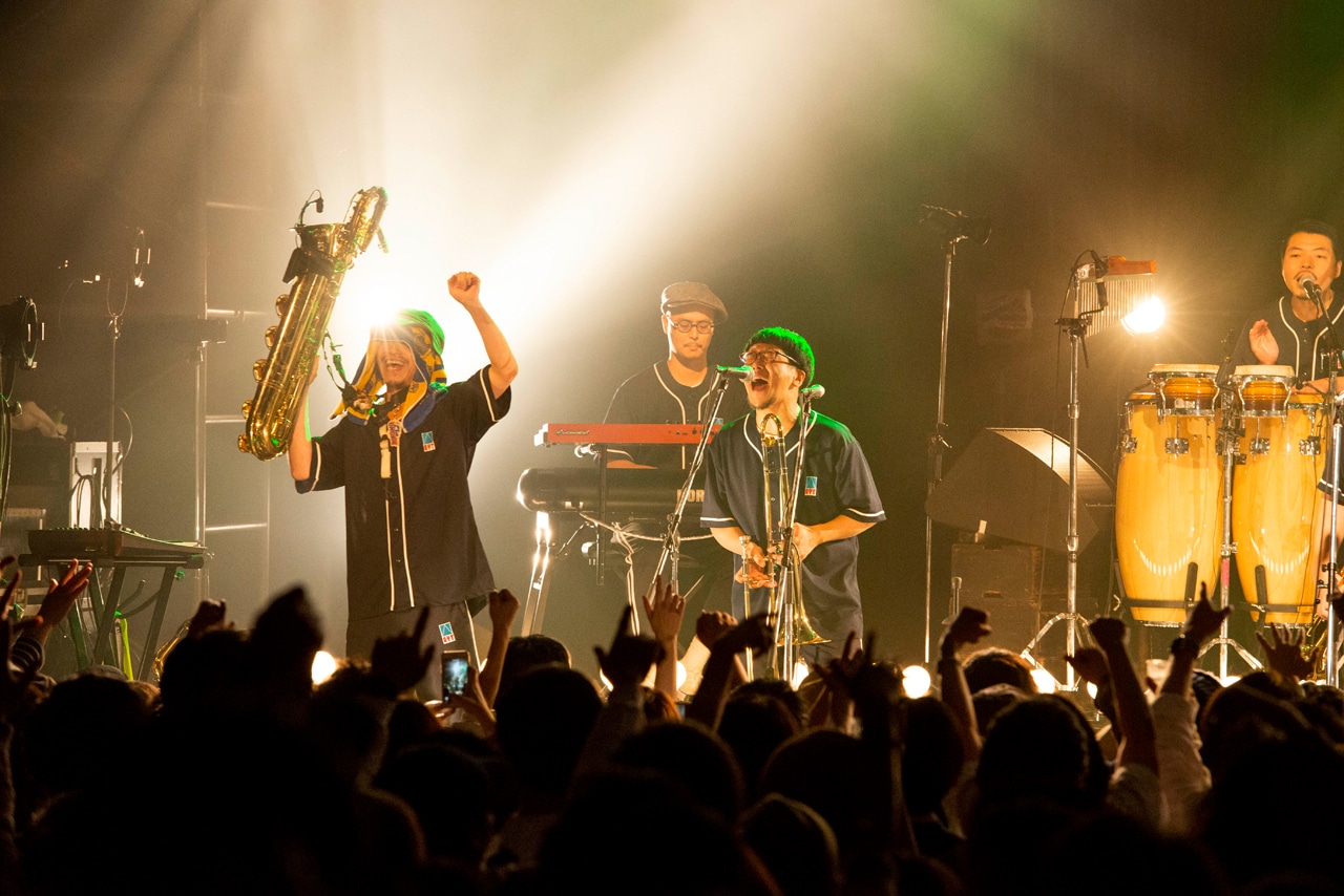 左から増田薫（Sax）、宮本直明（Key）、山入端祥太（Trombone）、松下源（Precussion）。（撮影：中川淳）