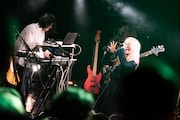 左から水谷和樹（Key）、ましろ（Vo）。（撮影：関上貴也）