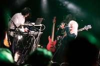 左から水谷和樹（Key）、ましろ（Vo）。（撮影：関上貴也）