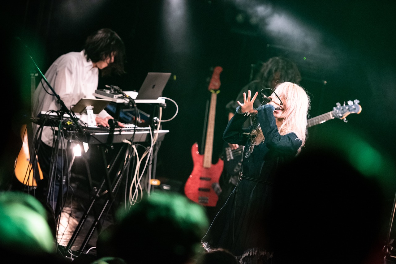 左から水谷和樹（Key）、ましろ（Vo）。（撮影：関上貴也）