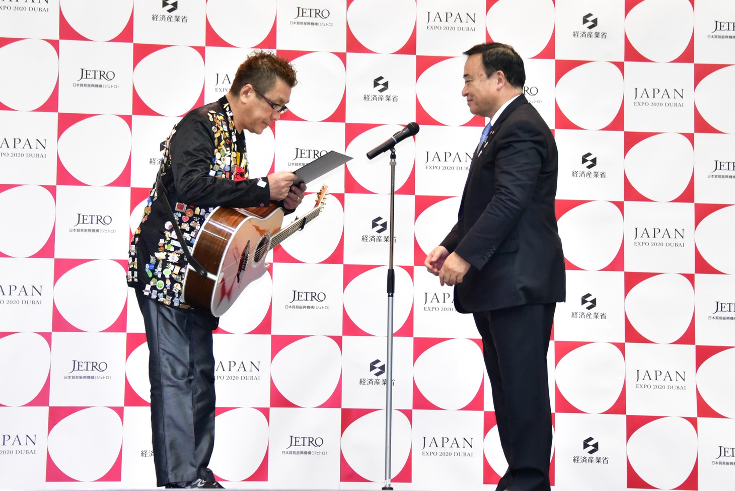 梶山弘志経済産業大臣から「日本館PRアンバサダー」の任命状を受け取る嘉門達夫。