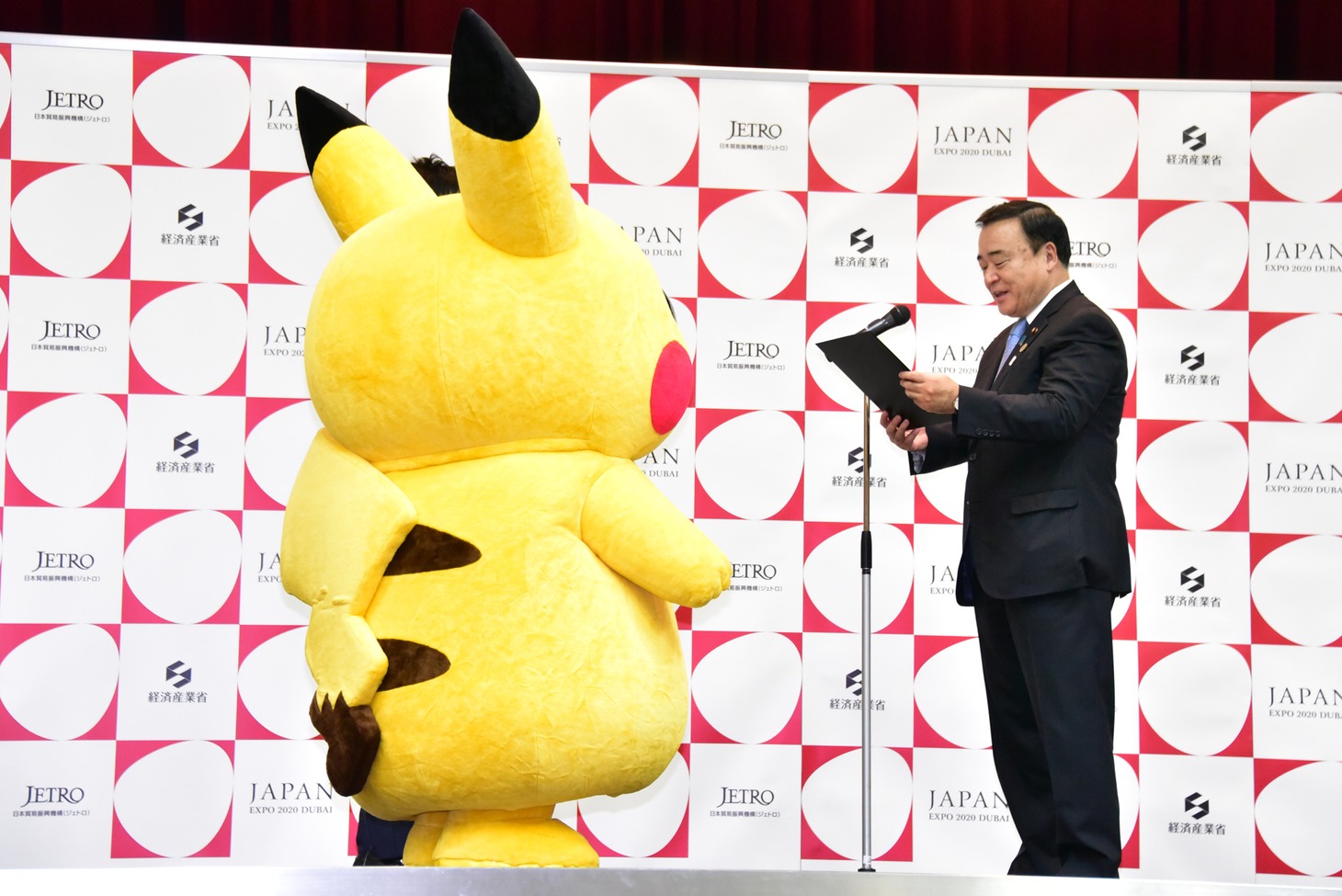 梶山弘志経済産業大臣から「日本館PRアンバサダー」の任命状を受け取るピカチュウ。