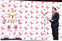 梶山経済産業大臣からPRアンバサダーに任命されるガンダム。