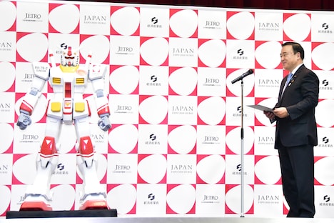 梶山経済産業大臣からPRアンバサダーに任命されるガンダム。