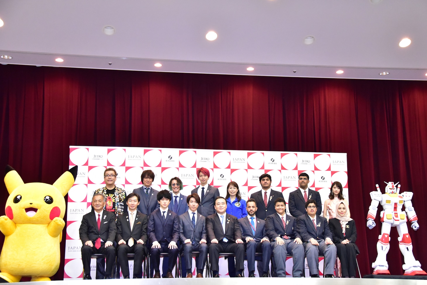 「2020年ドバイ国際博覧会」日本館PRアンバサダーの集合写真。