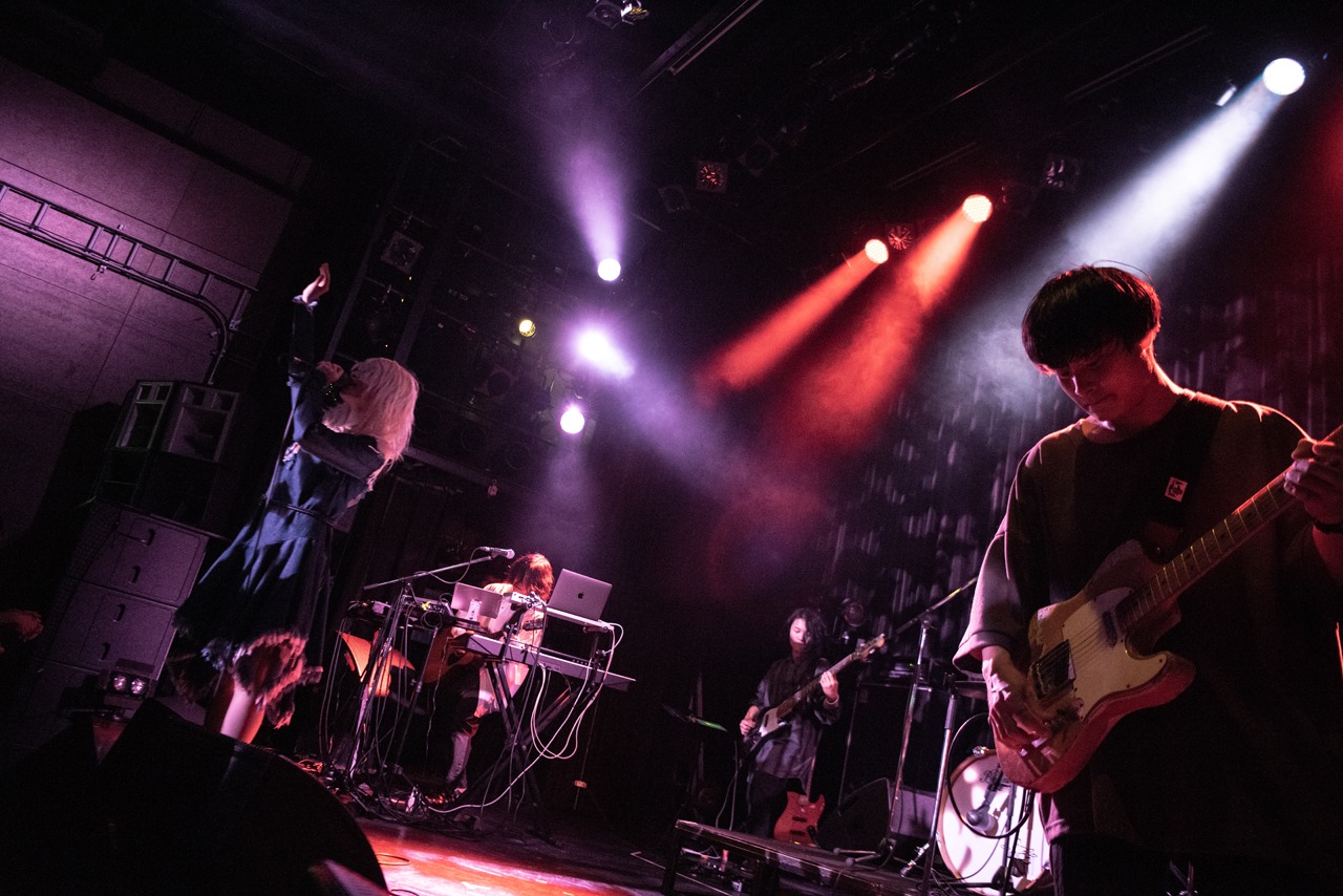 マオエニア「PRE ONE MAN LIVE」の様子。（撮影：関上貴也）