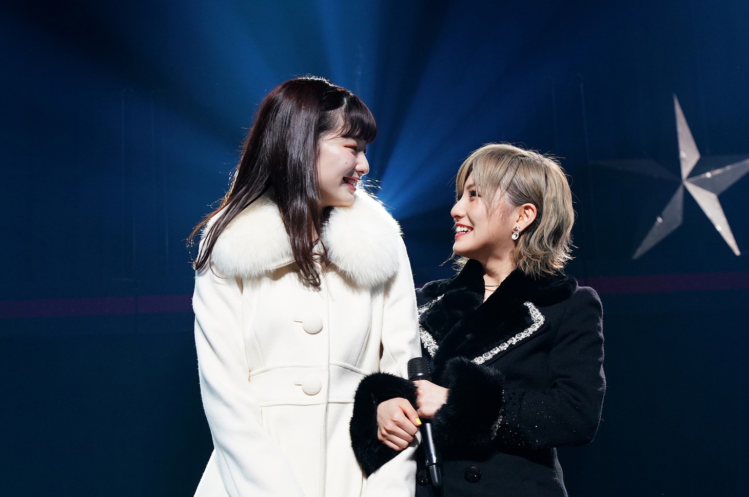 AKB48チーム4公演より浅井七海、岡田奈々。