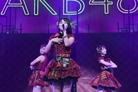 AKB48チームB公演より「Bye Bye Bye」を披露する大家志津香、太田奈緒、柏木由紀。