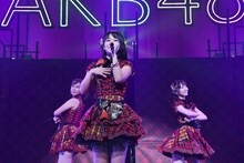 AKB48チームB公演より「Bye Bye Bye」を披露する大家志津香、太田奈緒、柏木由紀。