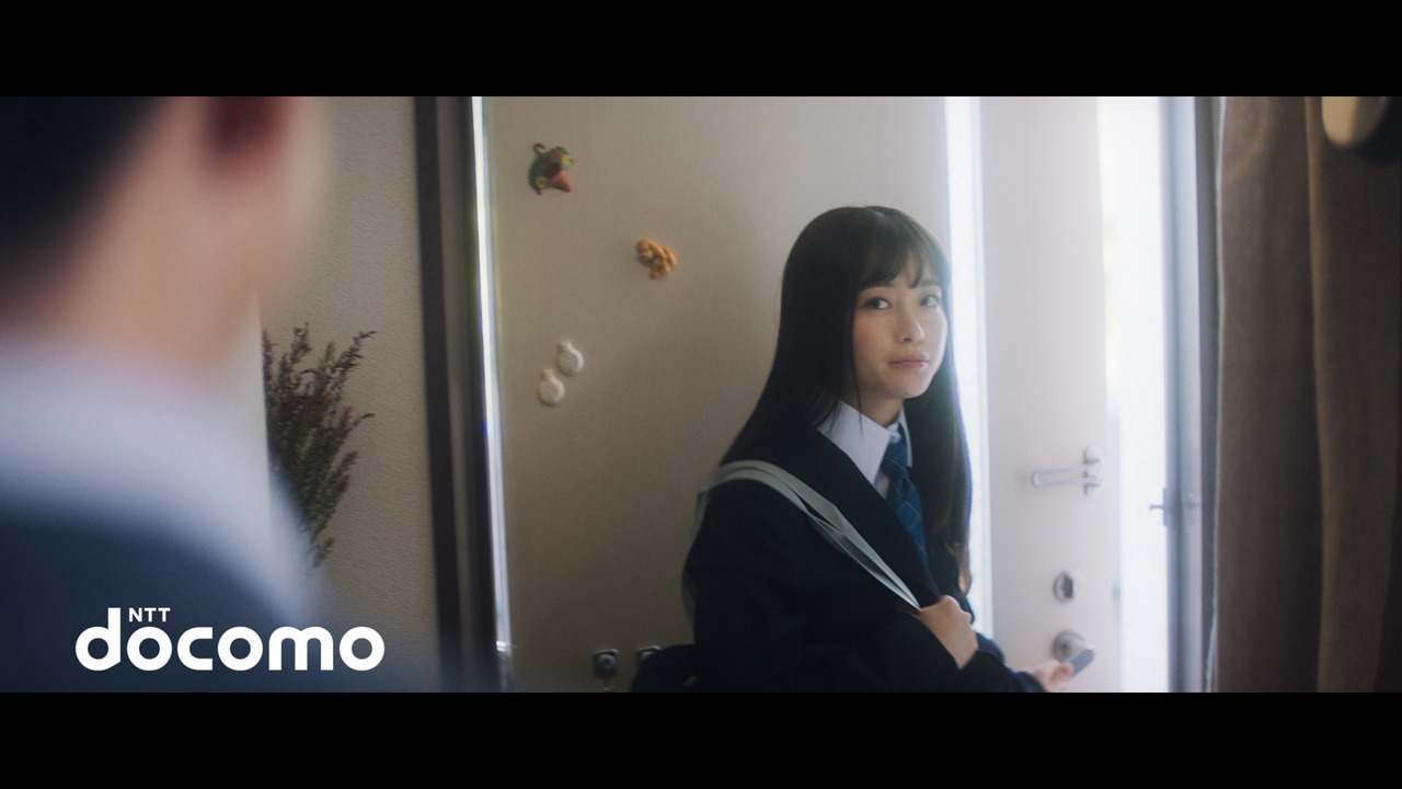 NTTドコモCM「カンナとミナミ」編のワンシーン。