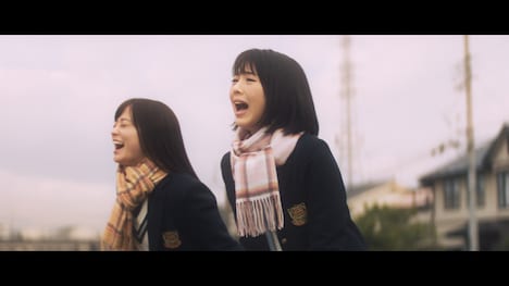 NTTドコモCM「カンナとミナミ」編のワンシーン。