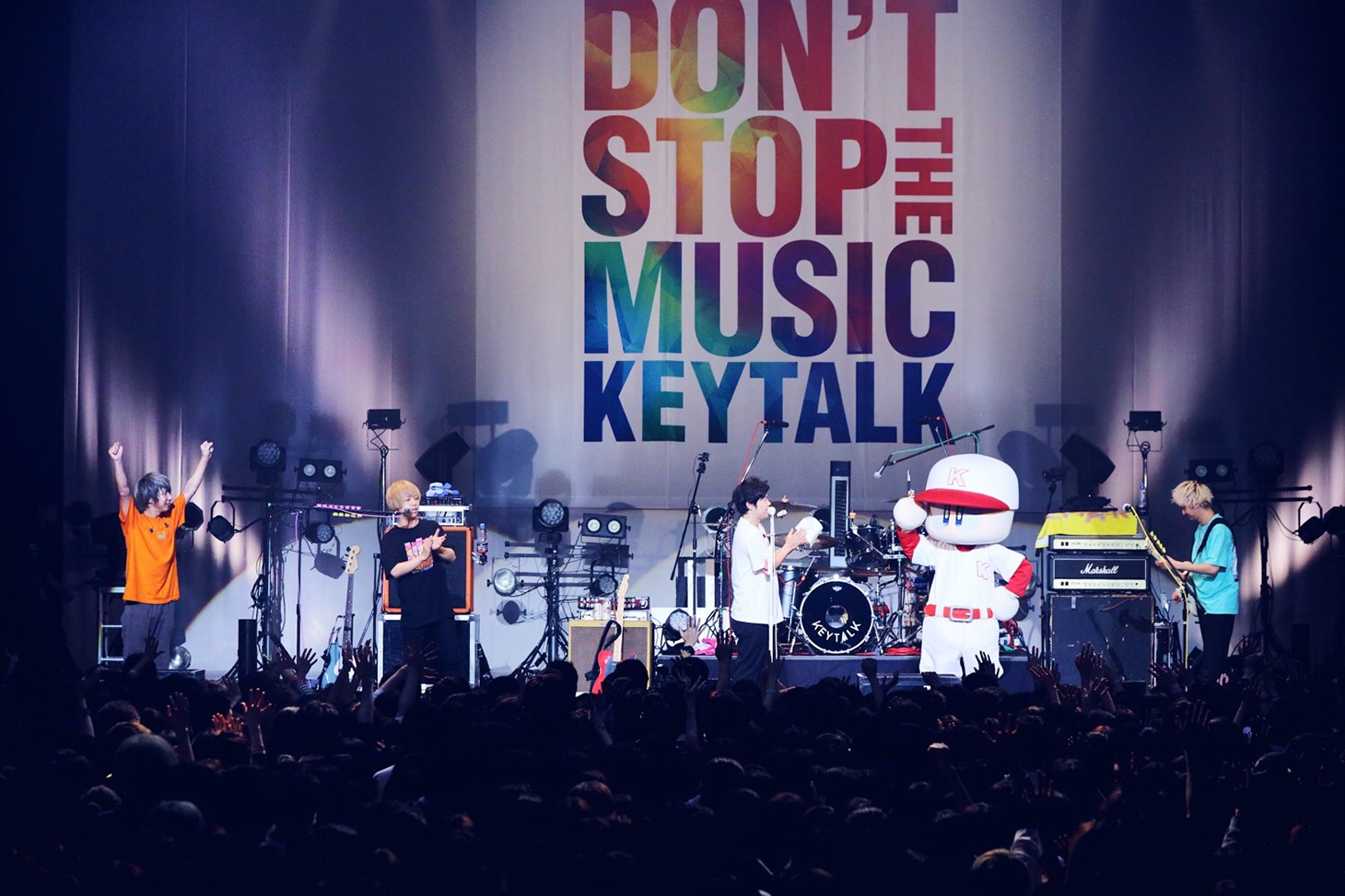 パワプロくんが登場したKEYTALKのライブの様子。