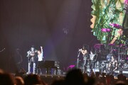 Kiss「END OF THE ROAD WORLD TOUR」東京ドーム公演よりYOSHIKI出演時の様子。