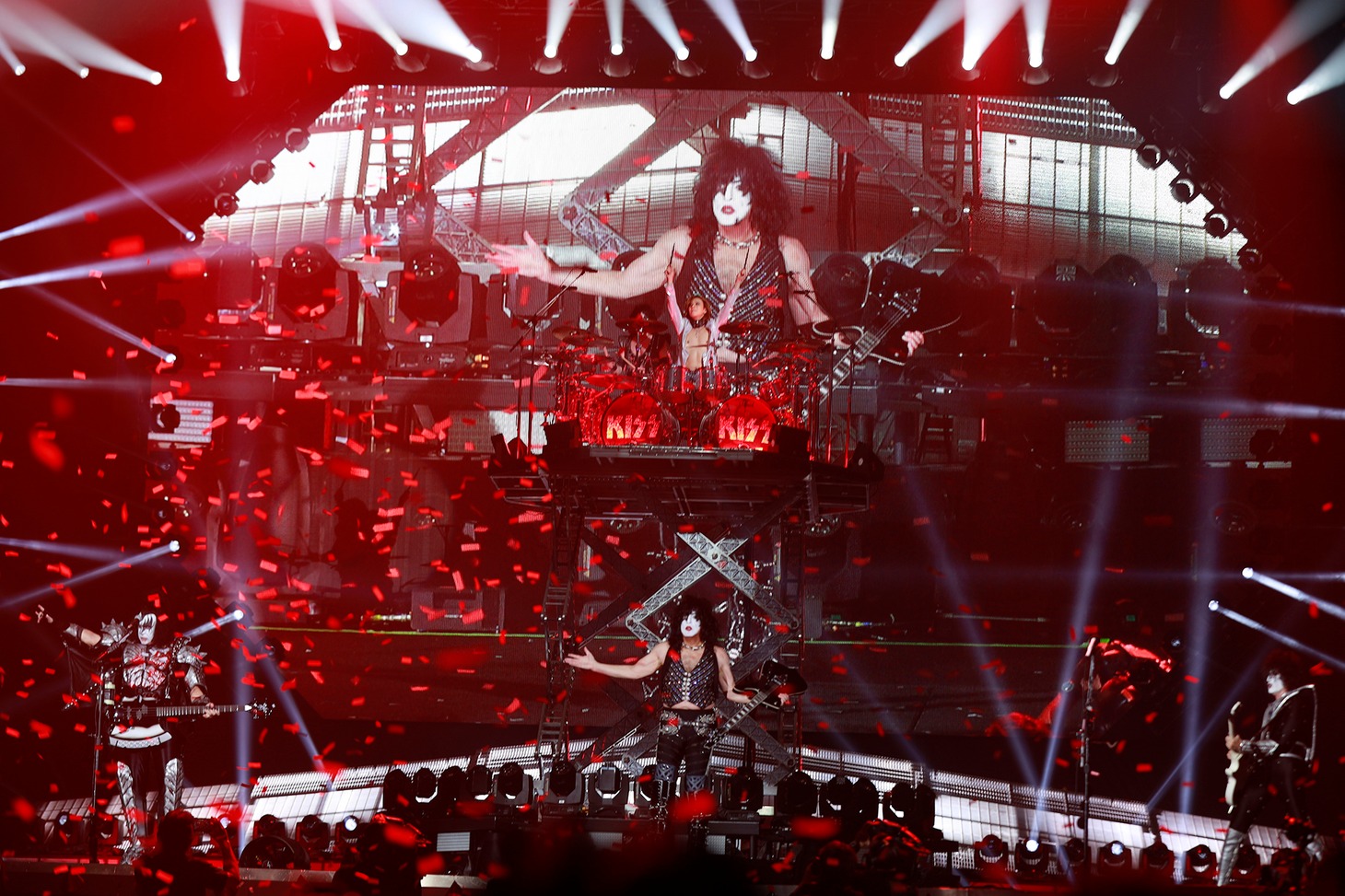Kiss「END OF THE ROAD WORLD TOUR」東京ドーム公演よりYOSHIKI出演時の様子。