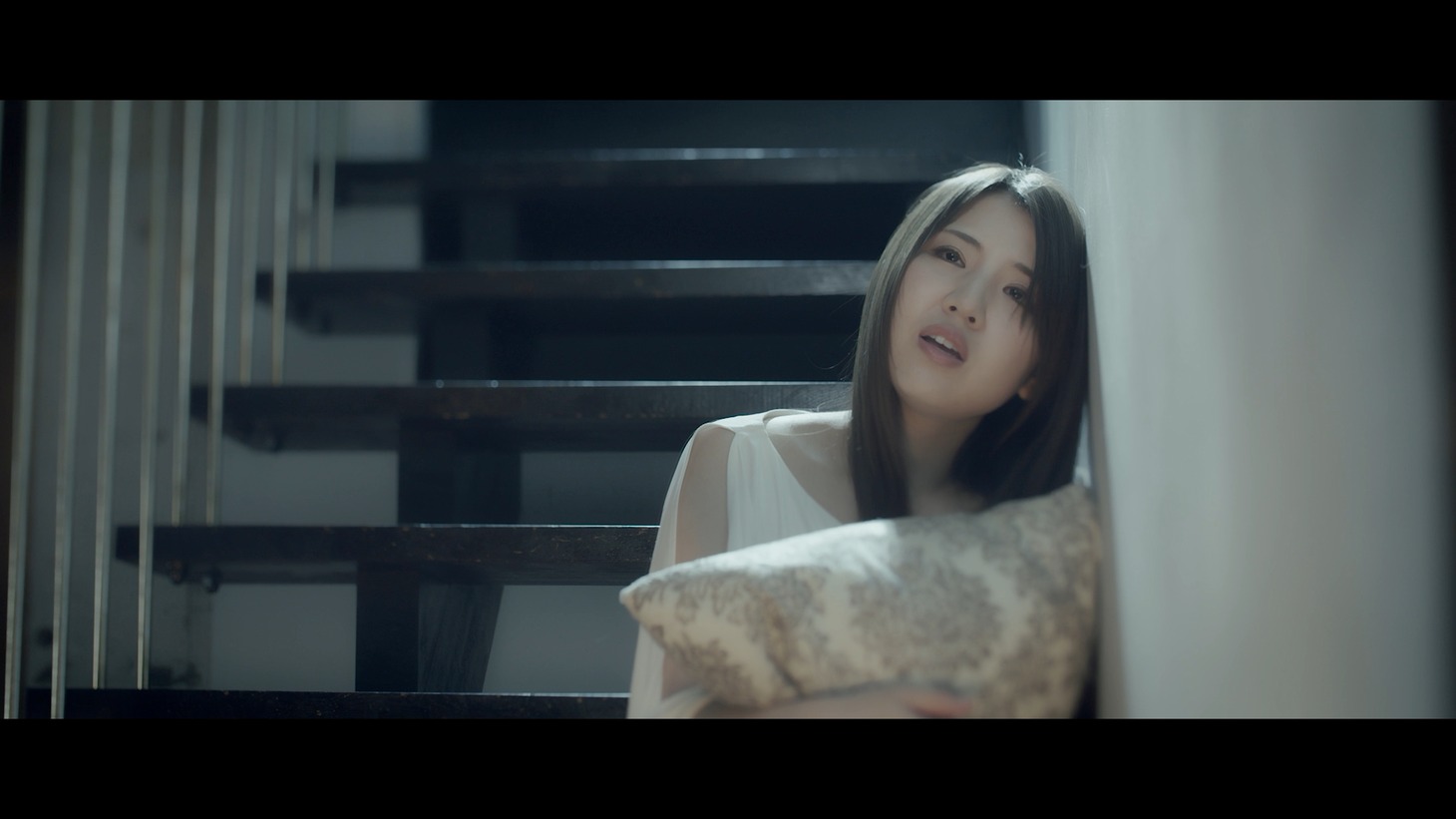 阿部真央「今夜は眠るまで」ミュージックビデオのワンシーン。
