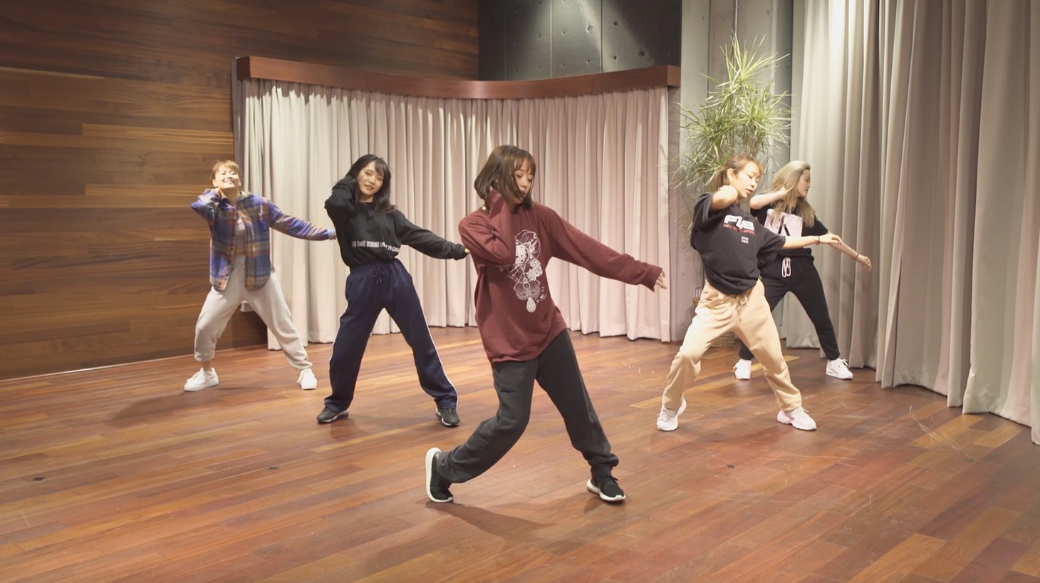 「Shine On Me」を踊る大原櫻子（中央）。