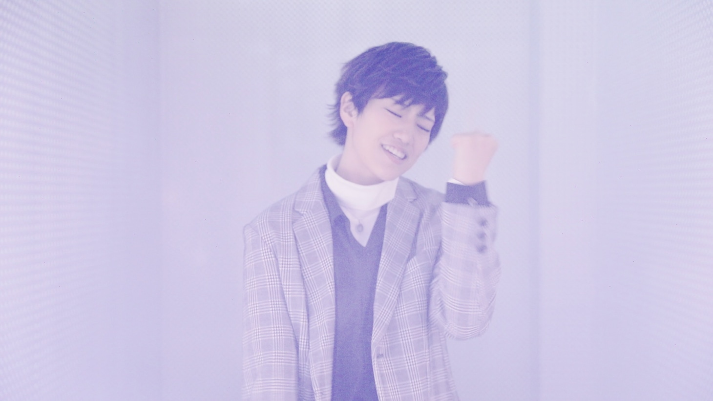 EUPHORIA「冬色イルミネーション」ミュージックビデオのワンシーン。