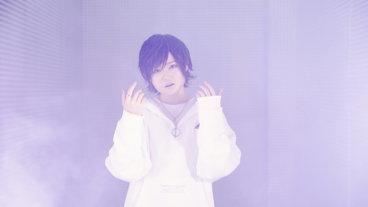 EUPHORIA「冬色イルミネーション」ミュージックビデオのワンシーン。