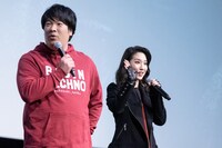 左から岡崎体育、ファーストサマーウイカ。