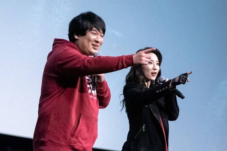 左から岡崎体育、ファーストサマーウイカ。