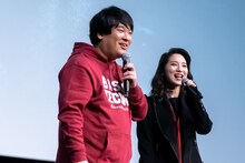 左から岡崎体育、ファーストサマーウイカ。