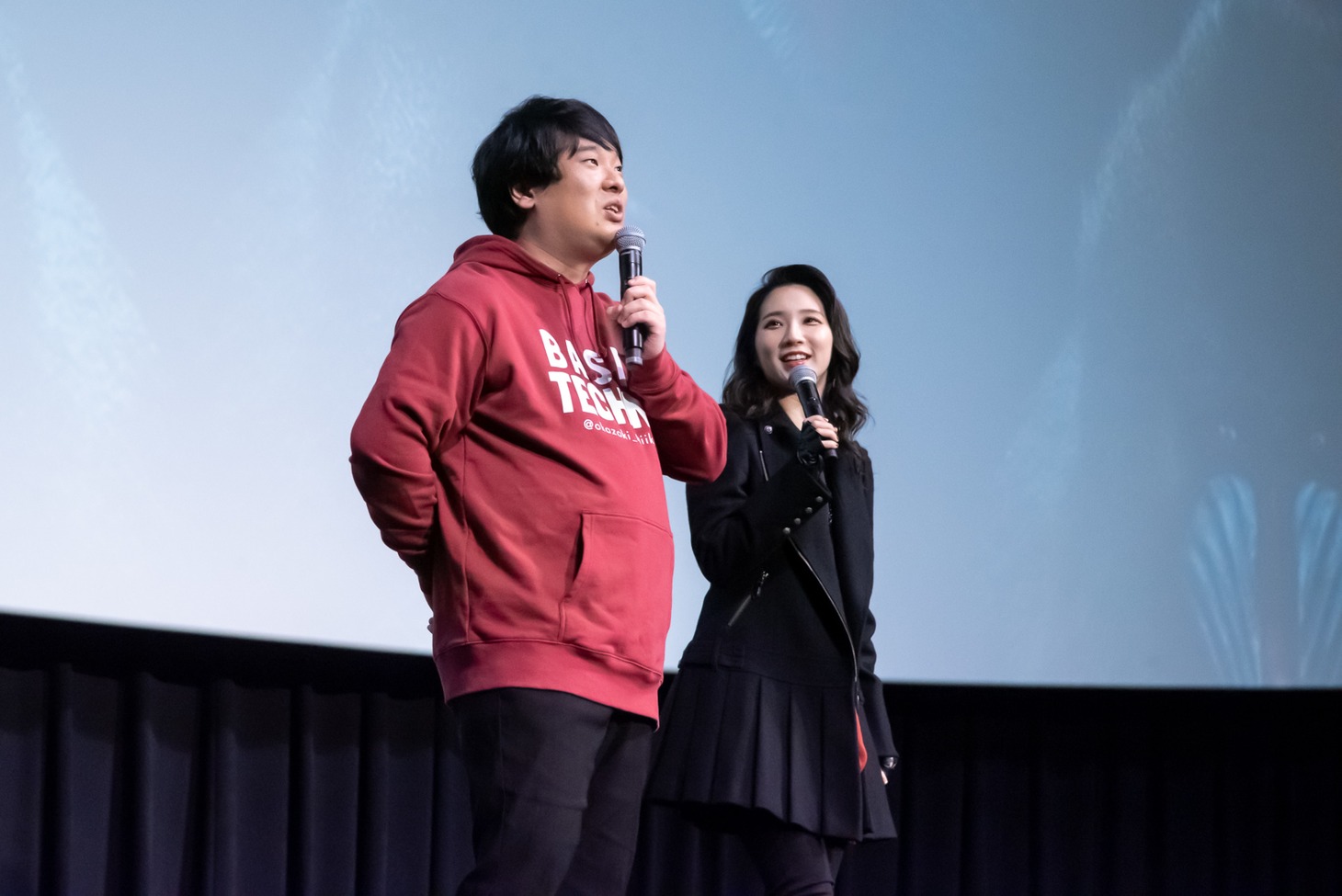 左から岡崎体育、ファーストサマーウイカ。