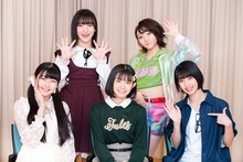 左から岡村美波、清野桃々姫、山崎夢羽、高瀬くるみ、前田こころ（BEYOOOOONDS / 雨ノ森 川海）。