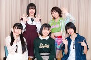 左から岡村美波、清野桃々姫、山崎夢羽、高瀬くるみ、前田こころ(BEYOOOOONDS / 雨ノ森 川海)。