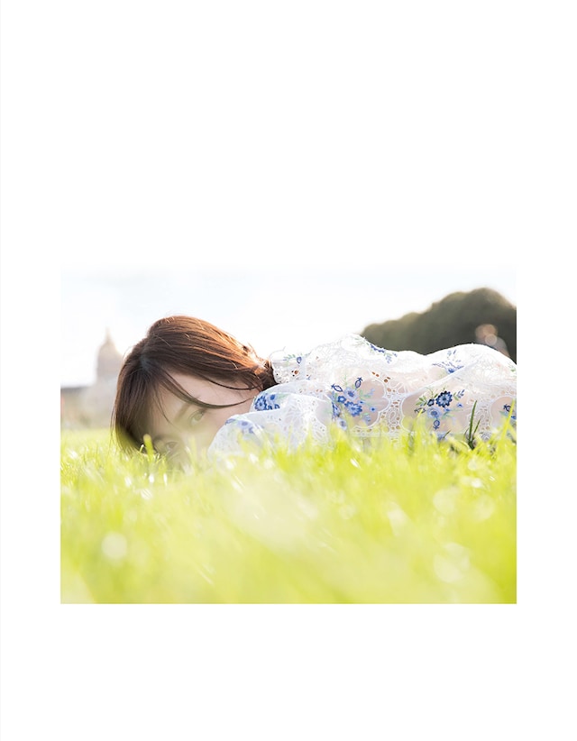 山下美月「忘れられない人」通常版裏表紙（撮影：須江隆治）