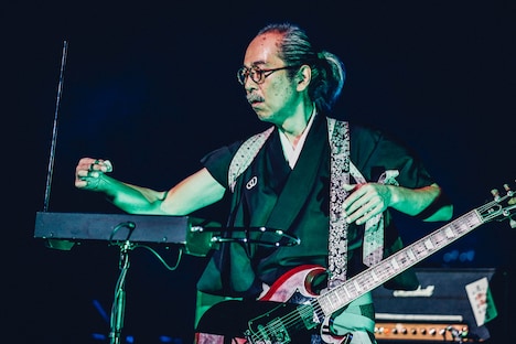 テルミンを演奏する和嶋慎治。(撮影:西槇太一)