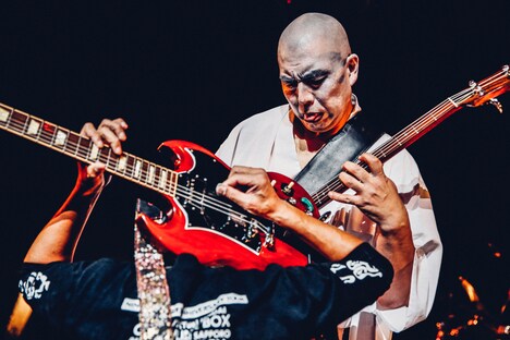 和嶋慎治(手前)と鈴木研一(奥)。(撮影:西槇太一)