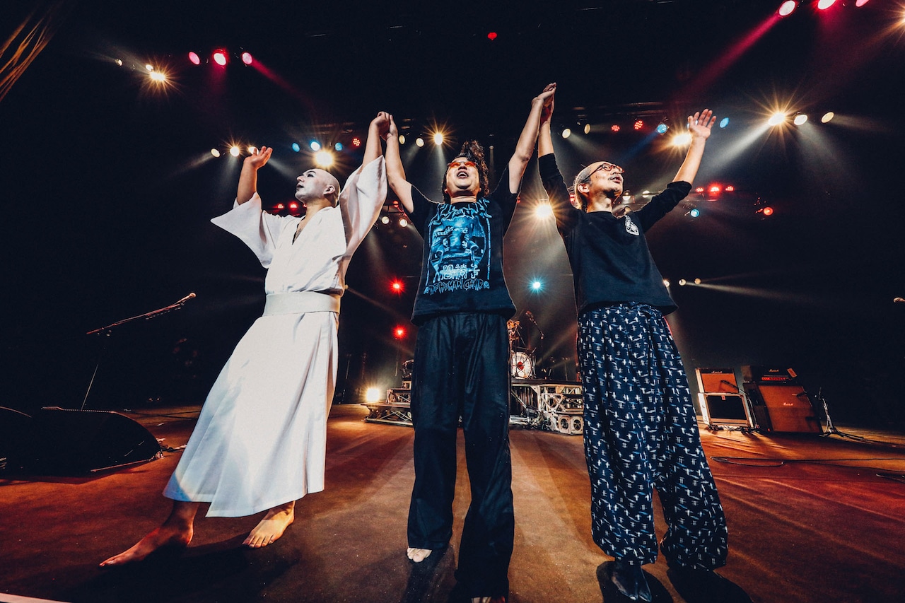 人間椅子が満員の中野サンプラザで30周年公演、無数の銀テープが観客を襲う