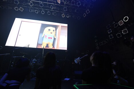 スクリーンに映し出されたふなっしーのコメント映像。（撮影：斉藤明）