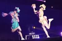 「しゅきしゅきしゅきぴ▽がとまらないっ…！」を歌う根本凪（左）と鹿目凛（右）。（撮影：チェリーマン）