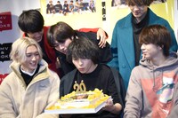 吉田仁人のバースデーサプライズの様子。