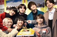 吉田仁人（下段左から2番目）の誕生日を祝うM!LK。