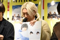 お気に入りのページを開く山中柔太朗。