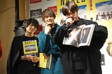 吉田仁人のセクシーカットをお気に入りに挙げた板垣瑞生（右）と、照れ笑いを浮かべる吉田仁人（左）。