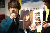 お気に入りのページを開く佐野勇斗。