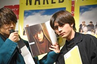 佐野勇斗のお気に入りのページの表情を再現する板垣瑞生（右）。