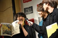 お気に入りのページを開く吉田仁人（左）。