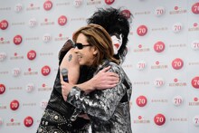 ポール・スタンレーと抱き合うYOSHIKI。