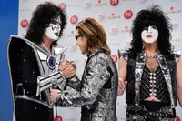 トミー・セイヤーと握手を交わすYOSHIKI。
