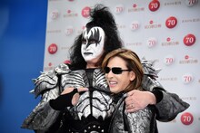 ジーン・シモンズに肩を抱かれるYOSHIKI。