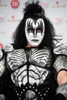 ジーン・シモンズ（B, Vo）